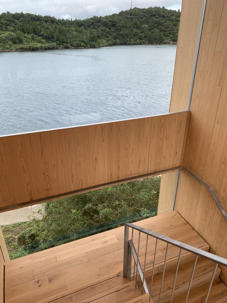 ホテルento　窓から海が見える階段