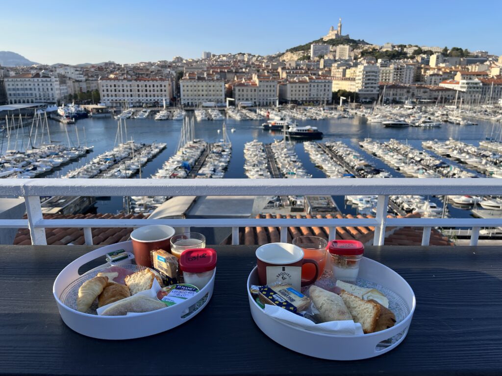 ホテルエルメス朝食会場から見えるマルセイユの旧港