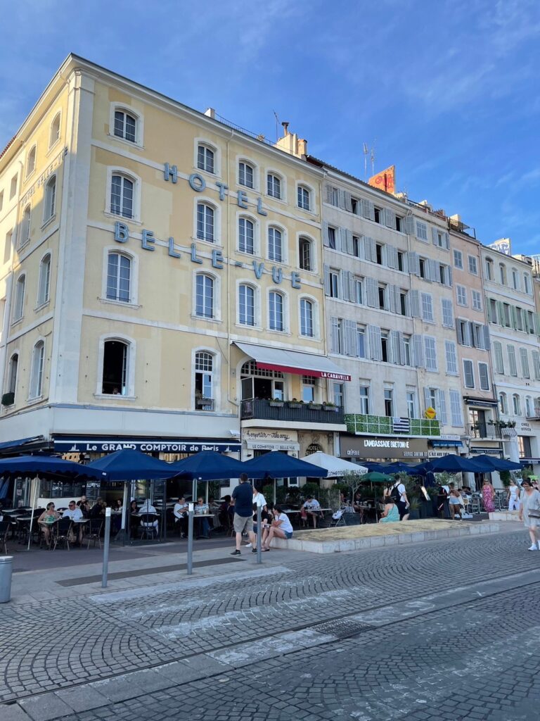 マルセイユ旧港に並ぶレストラン