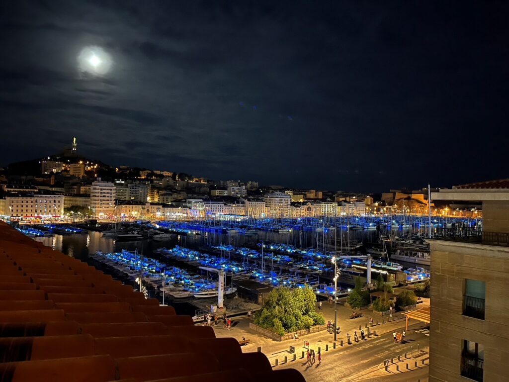 夜のマルセイユ旧港