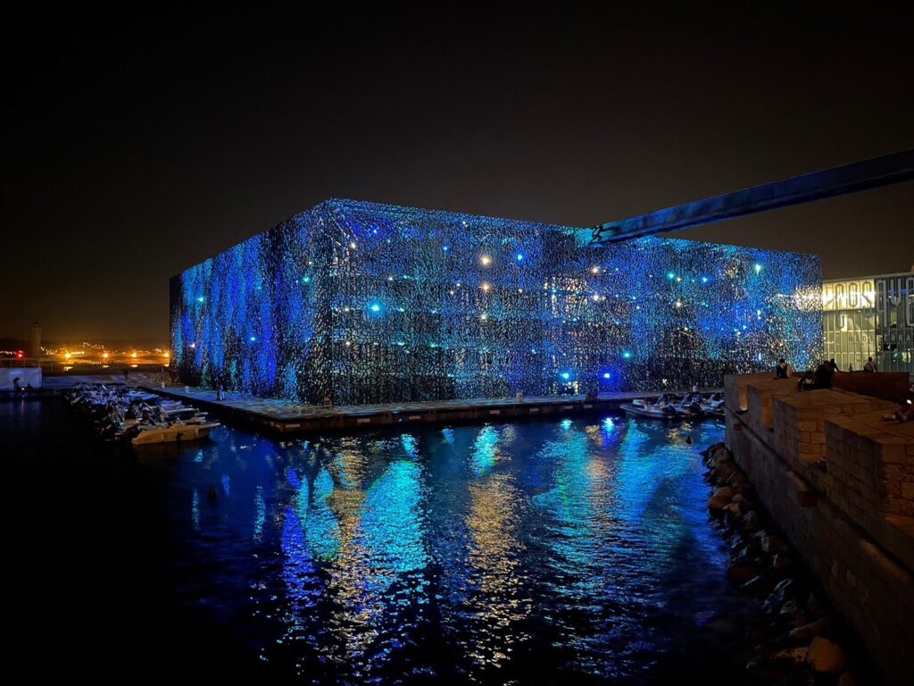 青く光る地中海文明博物館