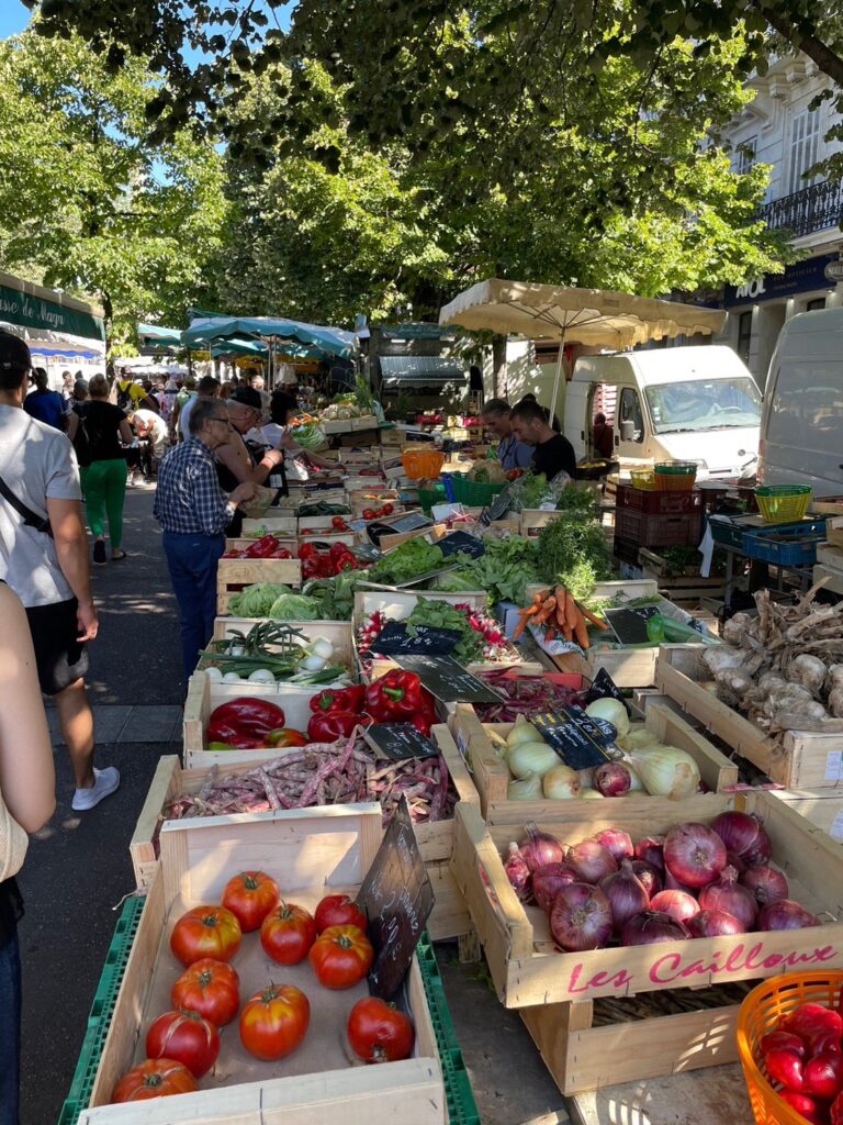 市場に並ぶ野菜