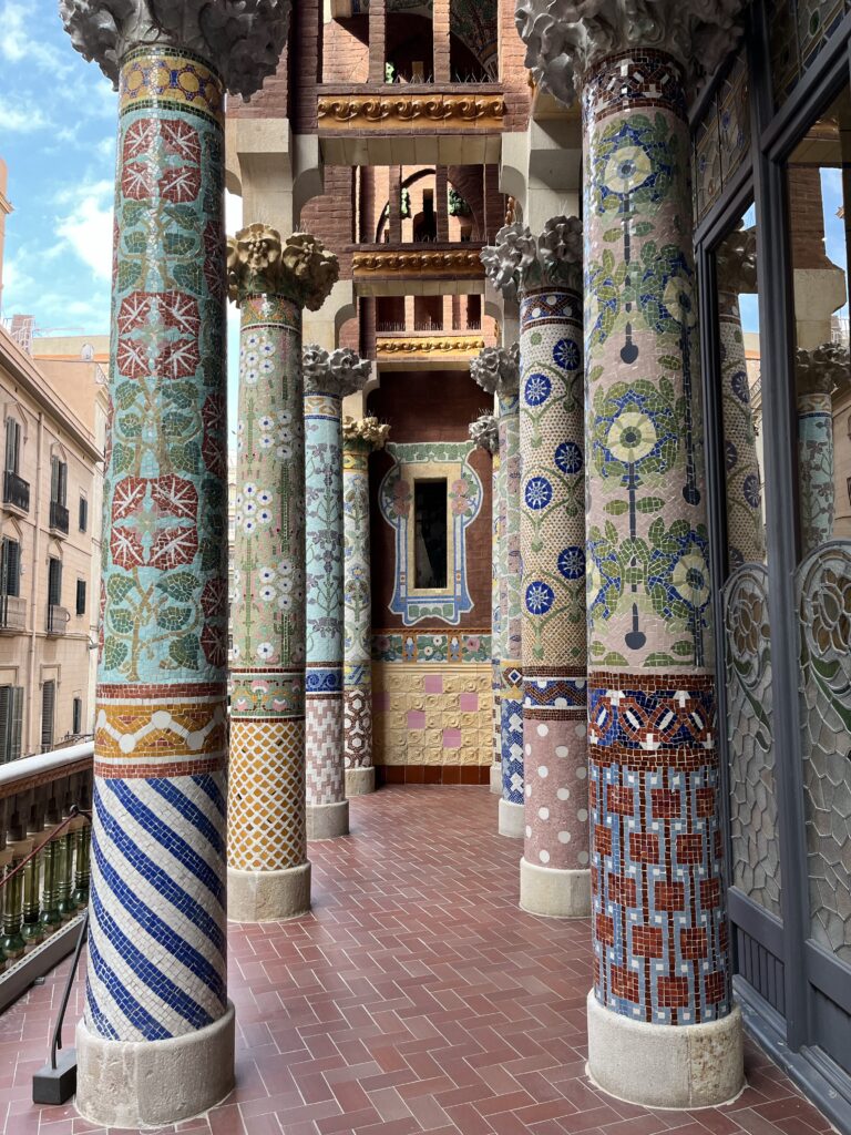 カタルーニャ音楽堂　カラフルなタイルの柱があるテラス