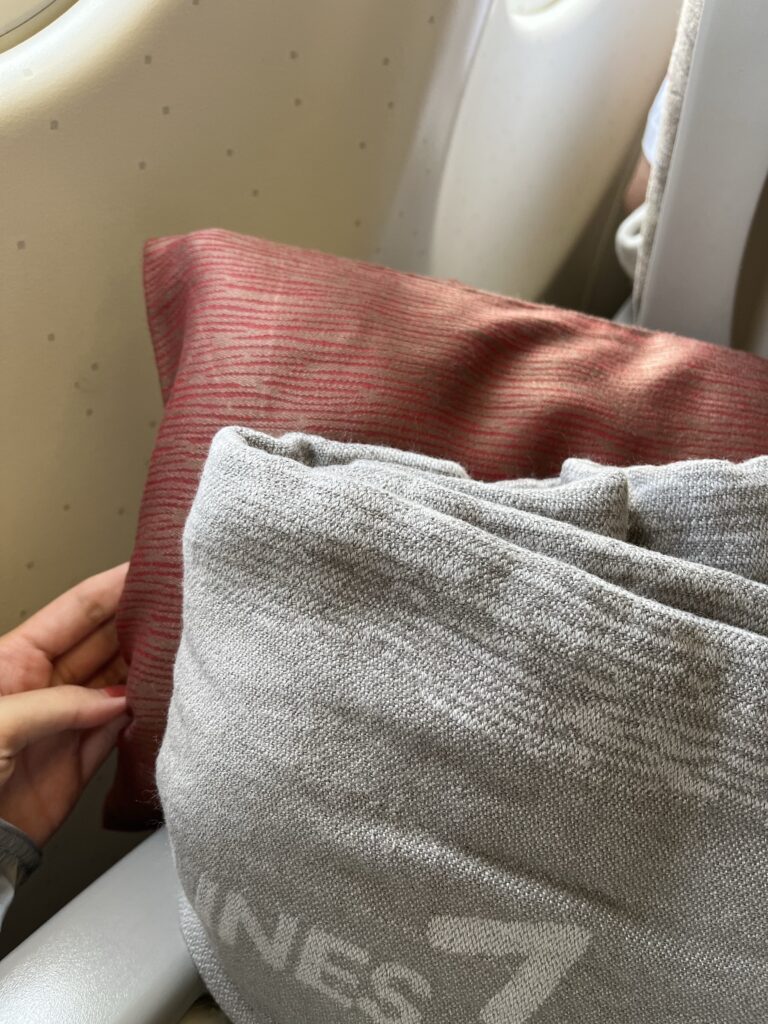 アシアナ航空の機内　アメニティ　枕と毛布