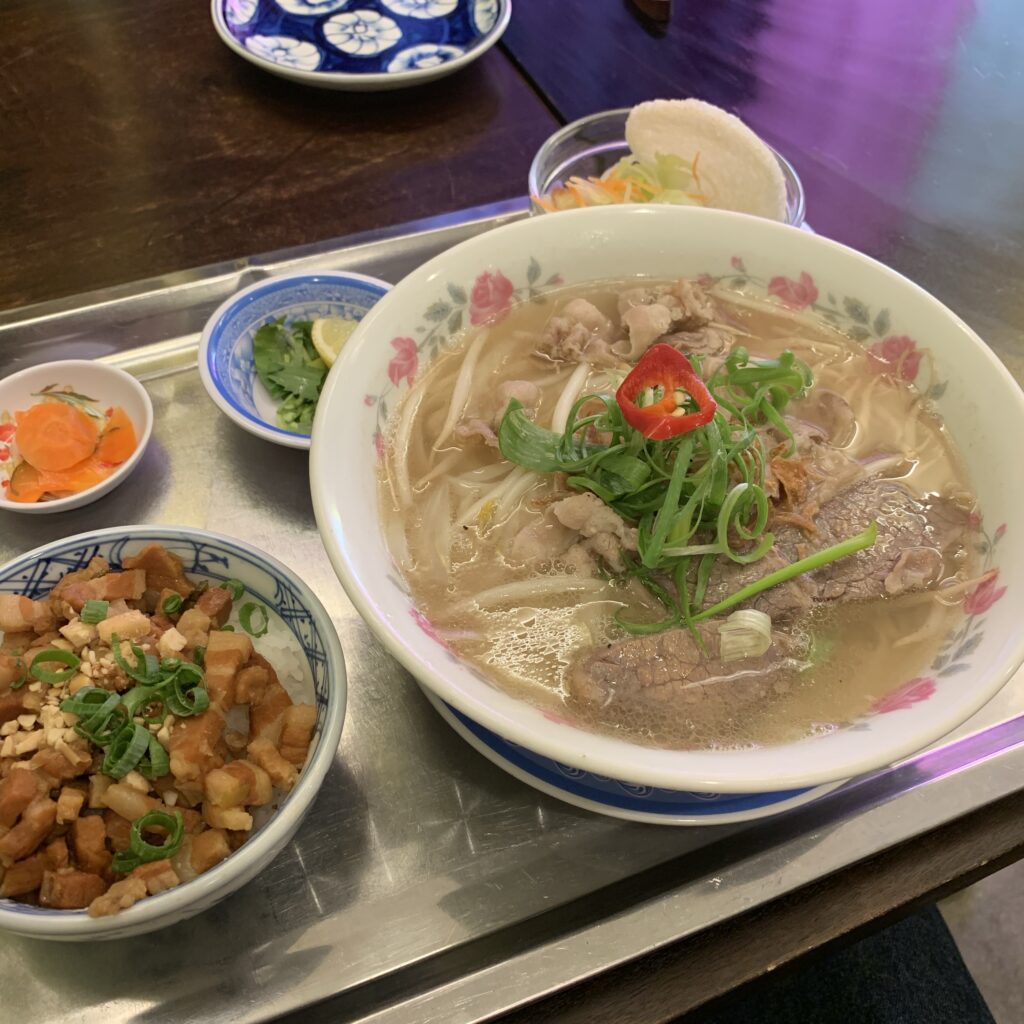 コムゴン　ベトナム料理　フォーと魯肉飯（ルーローハン）