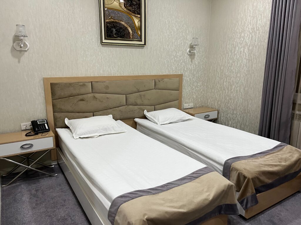 Amirun Hotel　ホテルのベッド　ウズベキスタン