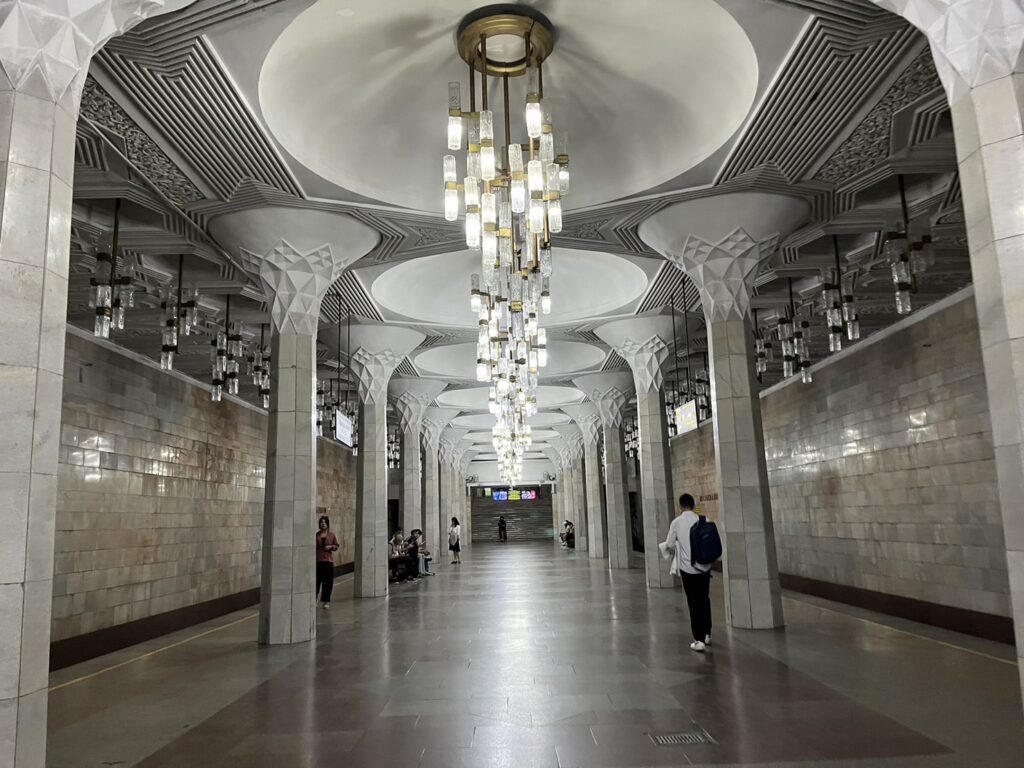 ウズベキスタン　タシケントの地下鉄構内